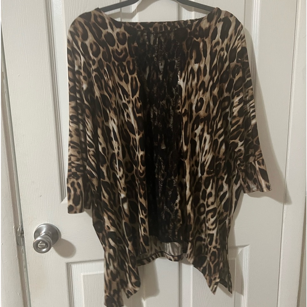 Absolutely fabulous leopard print top worn once. Excellent condition!!